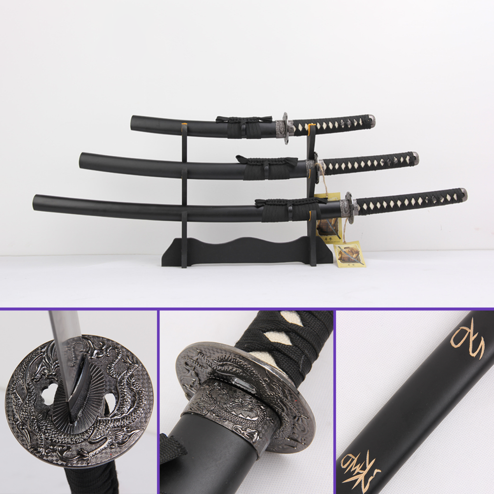 Touken Ranbu Nakigitsune sword replica with black handle and saya